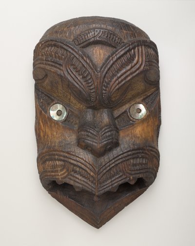 Gable Mask (Koruru) fra Gisborne, North Island, ca. 1860 (tre og pauaskall) av New Zealand School