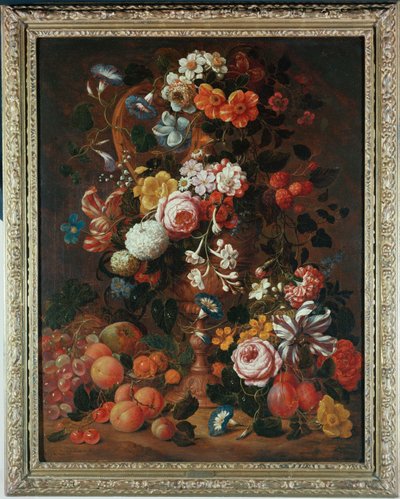 Roser, georginer, convolvulus, en tulipan og andre blomster, i en skulpturert urne, med druer, plommer og fersken i nærheten av Nicholaes van Verendael