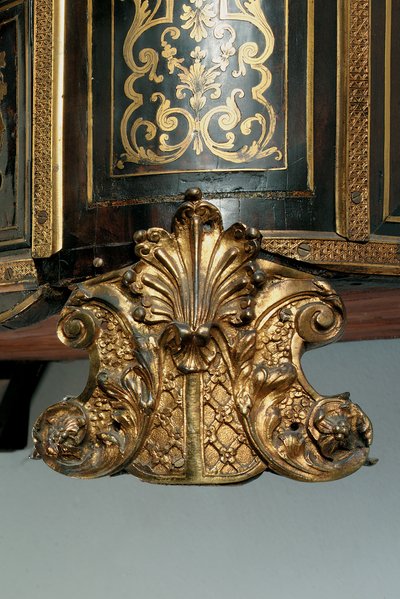 Detalj av en Louis XIV-kommode (ormolu, messing, skilpaddeskall og ibenholt) (se også 486114-19) av Nicholas Sageot