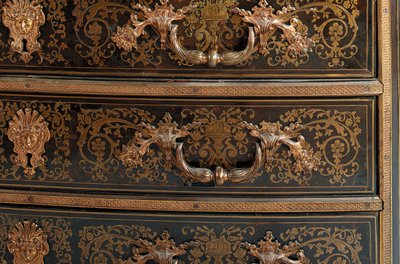 Detalj av en Louis XIV-kommode (ormolu, messing, skilpaddeskall og ibenholt) (se også 486114-19) av Nicholas Sageot