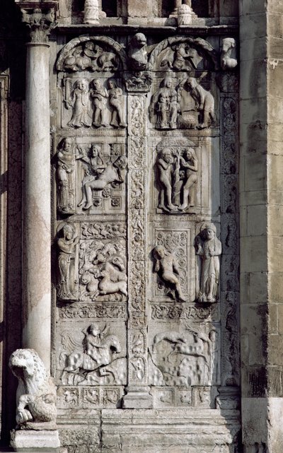 Detalj fra sørsiden av vestvåpenhuset, ca.1120-38 stein se 136520 og 136522 av Nicholaus