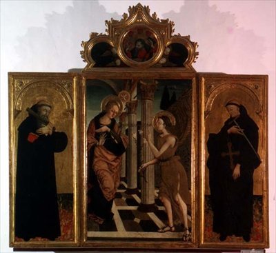 Triptych: sentralpanel som viser kunngjøringen med Gud over og sidepaneler som bærer figurene til to helgener (tempera på panelet) av Nicola de Maestro Antonio