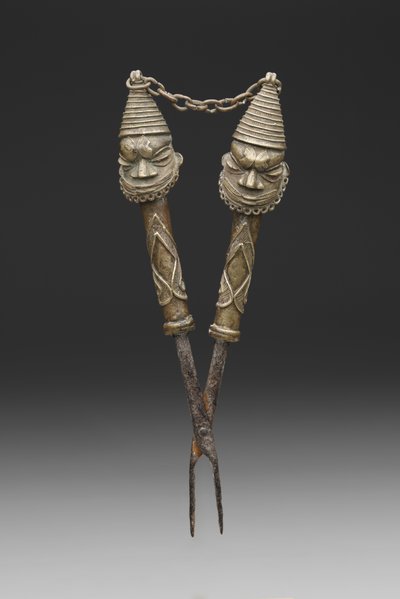 Figurformet tang for Oshugbo Society-ritualer (støpt kobberlegering og jern) av Nigerian Nigerian