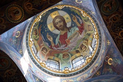 Kristus Pantokrator under den sentrale kuppelen til Frelserens blodsøl i St. Peters av Nikolai Nikolayevich Harlamov
