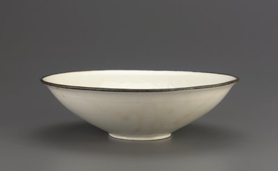 Ding wareskål med innskåret lotusdekor, Hebei-provinsen, 11.-begynnelsen av 1100-tallet (keramikk) av Northern Song Dynasty Chinese School