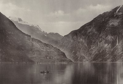 I Geirangerfjorden (s/hvitt foto) av Norwegian Photographer