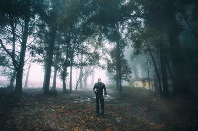 En ensom mann i en tåkete skog av Nuno Araujo