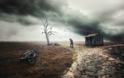 En ensom skikkelse under en stormfull himmel av Nuno Araujo