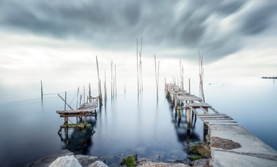 Forvitret brygge, ro av Nuno Araujo