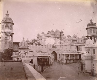 Utsikt over bypalasset, med inngangsporten i forgrunnen, Udaipur av O.S. Baudesson