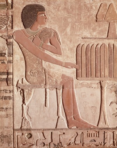 Relieff som viser avdøde sittende foran et offerbord med brød (malt stein) av Old Kingdom Egyptian
