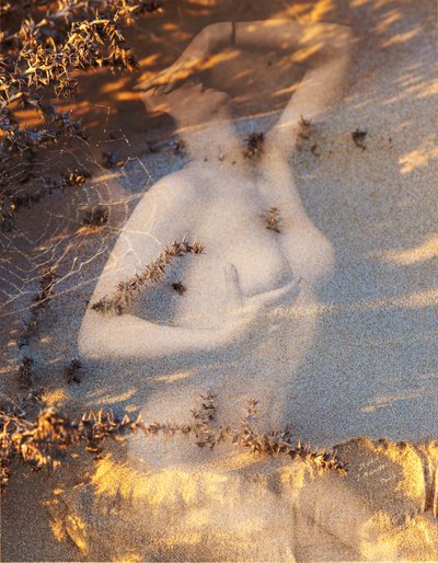Naken på sand, 2019 (digital blandet teknikk) av Olivia Gozzano
