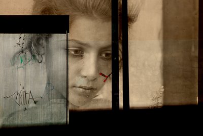 Portrett på veggen, 2019 (digital blandet teknikk) av Olivia Gozzano