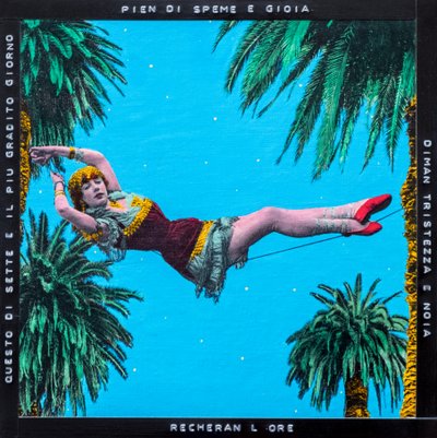 Landsbylørdag, 2021 (blandet teknikk på lerret) av Olivia Gozzano