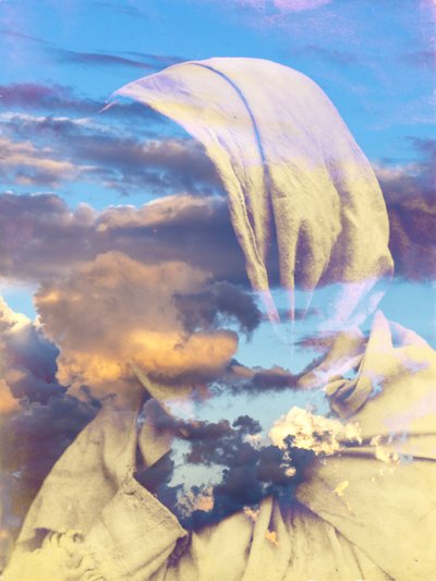 I skyene, 2020 (blandet teknikk på tre) av Olivia Gozzano