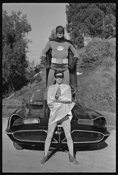 Batman og Robin og Batmobile på settet til TV-serien "Batman". av Orlando Suero