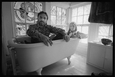 Dennis Hopper og kona Michelle Phillips i et badekar i New Mexico av Orlando Suero