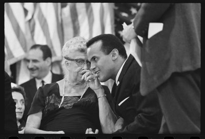 Eleanor Roosevelt med Harry Belafonte på et valgmøte av Orlando Suero