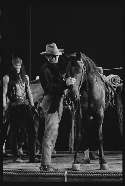 Gregory Peck med hest på settet til "Mackenna