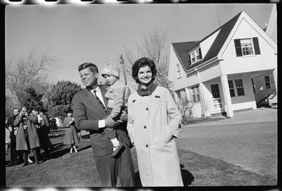John F. Kennedy med Jackie Kennedy og datteren Caroline av Orlando Suero