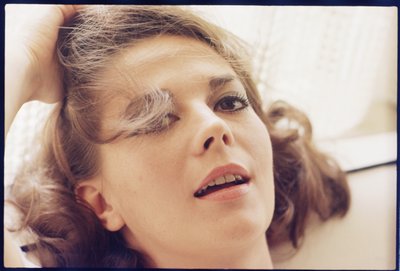 Natalie Wood hjemme med hodet på puten av Orlando Suero