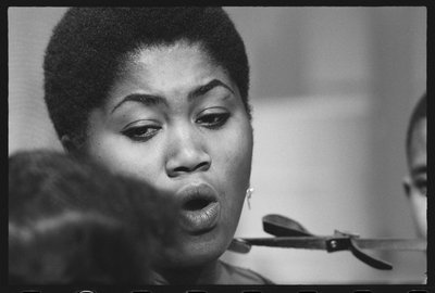 Odetta synger for barn på settet til en TV-spesial av Orlando Suero