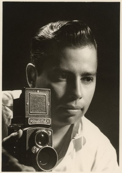 Orlando Suero-portrett med Rolleiflex-kamera, ca. 1954 (s/hvitt-bilde) av Orlando Suero