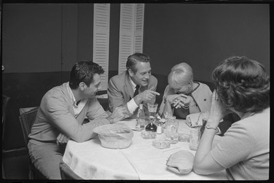 Paul Newman, Mort Sahl og Joanne Woodward fleiper til middag av Orlando Suero