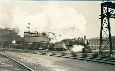 Jernbanetog forlater Union Station, St. Louis av Oscar C. Kuehn