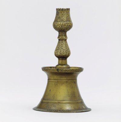 En ottomansk lysestake i messing, halsen med innskåret arabesk-dekor som stiger opp i form av en tulipan av Ottoman School