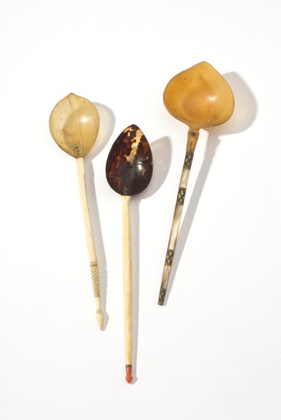 Tre osmanske skjeer fra 1700-tallet (Sherbat) (perle, perlemor, corra, bein, messing) av Ottoman School