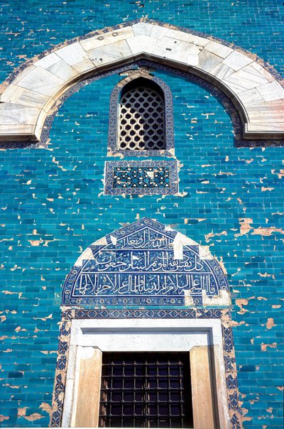 Utsikt over portalen til den grønne mausoleen av Ottoman School