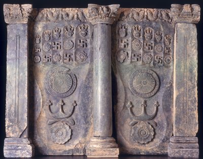 Frise som viser Buddhas fotavtrykk, Gandhara 1. til 5. århundre e.Kr.; av Pakistani School