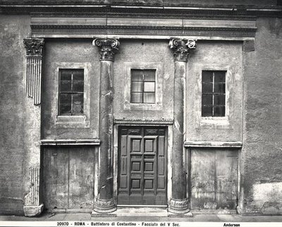 Fasaden, bygget av keiser Konstantin, ca. AD 315-24 (s/hvitt bilde) av Paleo Christian