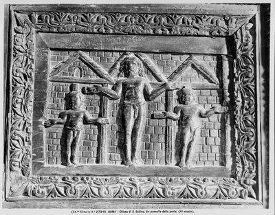 Detalj av korsfestelsen fra døren som viser scener fra Det gamle og Det nye testamente (tre) (s/hvitt foto) av Paleo Christian