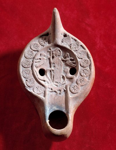 Paleokretisk kunst: oljelampemedaljong i terrakotta dekorert av en triumferende Kristus. Realisert under det nedre Romerriket (307-425 e.Kr.) i Tunisia. Oppdaget i Timgad (Algeria). Søn 0,03x0,13x0,08 m Paris, musee du Louvre av Paleo Christian