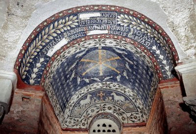 Paleokretisk kunst: Kristi monogram er omgitt av symboler på den hellige treenighet. Mosaikk fra det 5. eller 6. århundre. Baptistere d