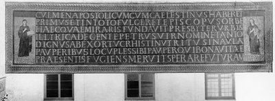 Syv heksametre flankert av to figurer, den ene representerer jødenes kirke (ex-circumcisione) og den andre hedningenes kirke (ex-gentibus) (mosaikk) av Paleo Christian