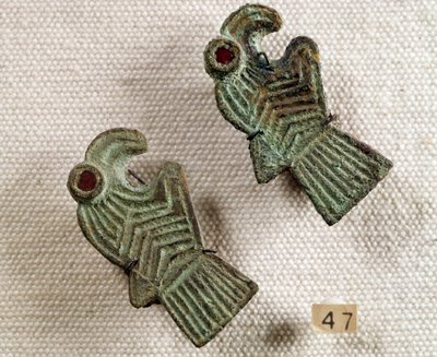 Kristen antikvitet: bronsefibuler innlagt med granat i form av ørnehoder. Nasjonalmuseet for arkeologi, Saint Germain en Laye av Paleo-Christian Paleo-Christian
