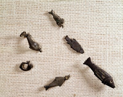 Kristen antikvitet: fibuler og metallsmykker i form av fisk. Nasjonalmuseet for arkeologi, Saint Germain en Laye av Paleo-Christian Paleo-Christian