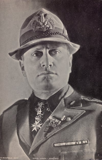 Album "Duce": Benito Mussolini i uniform Militia (s/hv-bilde) av Pandimiglio Pandimiglio