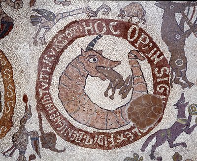 Representasjon av Leviathan i form av en krokodille som legemliggjør Satan som holder en hare i munnen som representerer mennesket. Mosaikk av Pantaleone, prest og mosaikk. 1163-1166. Sentralskipet til katedralen i Otranto (Otranto), Italia ©Luisa Ricci av Pantaleon Pantaleon
