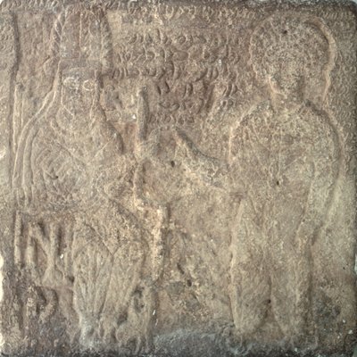Sjelden stele som viser Artabanus V, den siste parthiske kongen, investerer Khwasak, satrapen til Susa: han gir en ring som emblem for sin autoritet, fra Susa, Iran, 14. september 215 e.Kr. (kalkstein) av Parthian School