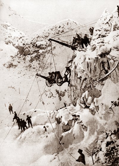 Aufstellung eines italienischen Artilleriestücks auf einem Berggipfel von Patrice Cartier