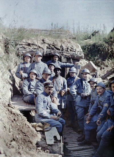En gruppe franske soldater i en skyttergrav på frontlinjen, Hirtzbach, Department Haut-Rhin, Alsace, Frankrike, 16. juni 1917 (autokrom) av Paul Castelnau