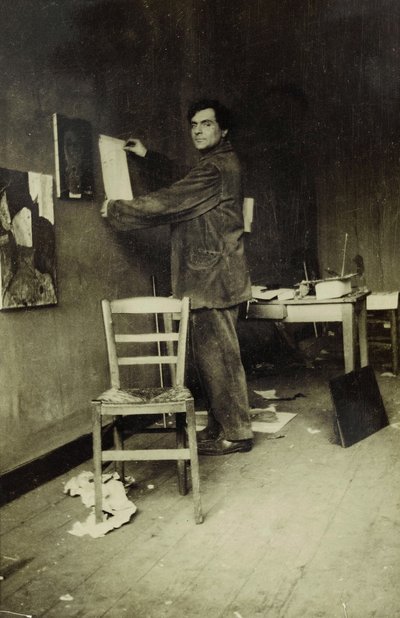 Amedeo Modigliani i studioet hans, ca. 1915 (s/hvitt-bilde) av Paul Guillaume