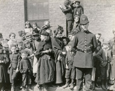 En politimanns begravelse i London, 1894 av Paul Martin