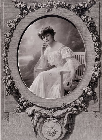 Portrett av en dame som sitter på en oval benk i en bakgrunn dekorert med blomster av Paul Nadar