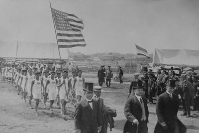 Amerikanske og filippinske idrettsutøvere marsjerer bak japanske dignitærer, på Far Eastern Championship Games av Paul Thompson