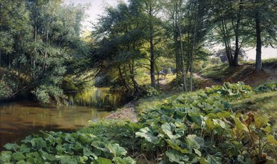 Et skogkledd elvelandskap med hjort bortenfor av Peder Monsted